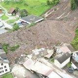 Les masses de terre ont enseveli plusieurs bâtiments mardi soir à Schwanden.